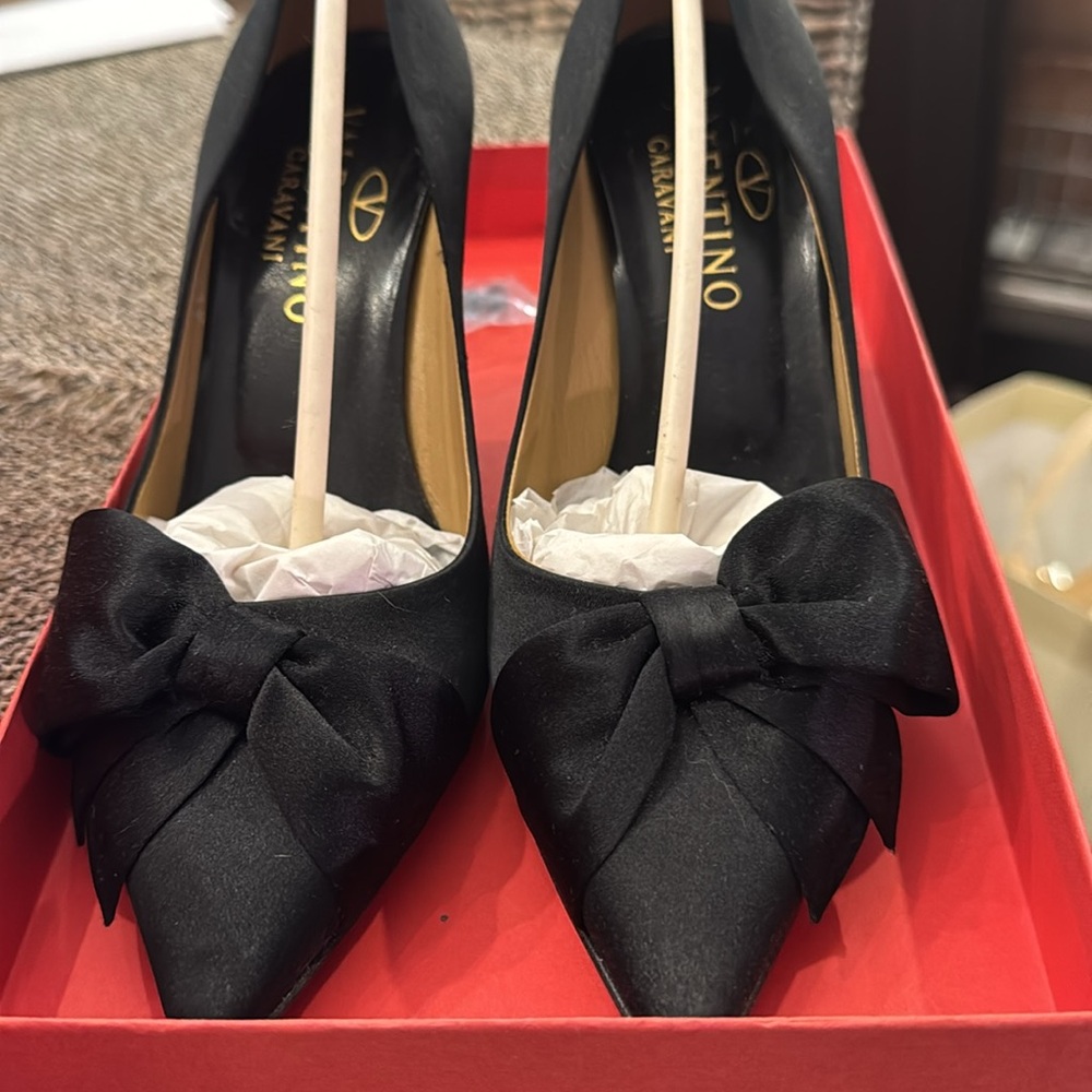 Valentino Garavani pointed toe satin bow pumps in original shoe box